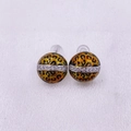 Detalle de pendientes redondos con estampado de leopardo, banda plateada y circonitas - Pendientes Redondos Estampado Leopardo (Estilo I)