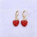 Dettaglio degli orecchini a forma di fragola con smalto rosso e finitura dorata - Orecchini Fragola Corpo Pieno (E)