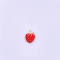 Dettaglio di un piccolo ciondolo a fragola rossa smaltata con punti dorati e anello - Ciondolo Fragola Solo (Senza Catena) Corpo Pieno (F)
