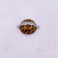 Detalle de pendientes de esmalte con estampado de leopardo, cristales y acabado plateado - Conector Redondo Estampado Leopardo (Estilo K)