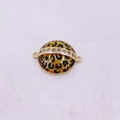 Vista detallada de pendiente geométrico con estampado de leopardo e incrustación de circonita - Conector Redondo Dorado Estampado Leopardo (Estilo L)
