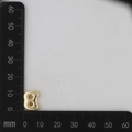 Nahaufnahme eines 11mm x 8mm goldenen Buchstaben-B-Anhängers mit Maßstab auf grauem Grund - Buchstabe B Anhänger (Nur Anhänger/Ohne Kette) / Gold