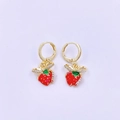 Dettaglio orecchini a fragola in smalto rosso con fiocco dorato e cristalli - Orecchini Fragola Con Fiocco in Strass (K)