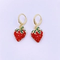 Dettaglio di orecchini a fragola rossi con strass verdi e metallo dorato lucido - Orecchini Fragola Con Foglie in Strass Verde (M)