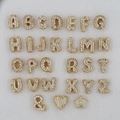 Détail de 26 breloques alphabet dorées avec zircons micropavés et pendentifs cœur et étoile - Chaîne vénitienne / Or