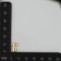 Makroaufnahme eines glänzenden 18k Goldbuchstaben T Anhängers auf einem Millimetermaßstab - Buchstabe T Anhänger (Nur Anhänger/Ohne Kette) / Gold