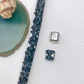 Makroaufnahme von Edelstahl-Charm-Armband-Gliedern mit Gravurdetail auf der Rückseite - Schwarzer Hintergrund mit weißen Punkten Schleifenstil (23 Stile)