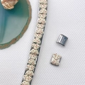 Detailansicht eines Edelstahl-Charm-Armbands mit rosa gepunkteten Schleifenmotiven - Weißer Hintergrund Rosa Punkte Schleifen-Stil (25 Designs)