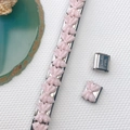 Detailaufnahme von italienischem Charm-Armband mit rosa gepunkteter Schleife aus Edelstahl - Rosa Hintergrund Weiß Gepunktet Schleifen-Design (26 Varianten)