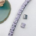Detailaufnahme des italienischen Charm-Armbands aus Edelstahl mit lila gepunkteter Schleife - Lila-weiß gepunkteter Schleifen-Stil (28 Designs)