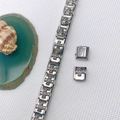 Vue détaillée des maillons de bracelet italien avec motifs de croix vintage en acier - Style de croix argentée en relief (17 styles)