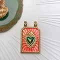 Böhmischer Tarot-Anhänger in Gold mit grünem heiligen Herz und Flammen-Detail - Orangerot Heiliges Herz Stil (Stil 20)