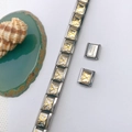 Détail du bracelet modulaire en acier inoxydable avec maillons papillon dorés et marquage - Style Papillon (Style 114) / Pièce Unique