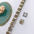 Vue détaillée du dos du bracelet à breloques modulable en acier et émail floral - Style Fleur en Émail sur Fond Rouge (Style 106)