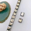 Gros plan de maillons de bracelet modulable en acier inoxydable avec détail de cœur doré - Style Cœur Doré (Style 118) / Pièce Unique