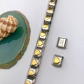 Vue macro d'un bracelet italien avec maillons modulables et gravure en acier inoxydable - Style Cœur Doré en Relief (Style 119) / Pièce Unique