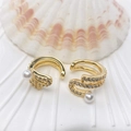 Golden snake-shaped ear bone cuff set with sparkling zircons and a white pearl accent - Streamlined Pearl Rhinestone Style (87) / Gold