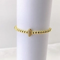 Detalle de pulsera de cuentas doradas con dije ovalado con micropavé de cristales finos - Oro I