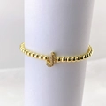 Detalle de pulsera de cuentas doradas con colgante de letra J y circonitas micro-pave - Oro J