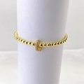 Detalle de la pulsera de cuentas de latón dorado con dije de letra L en micropavé de circonia - Oro L