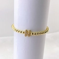 Vista macro de pulsera de cuentas doradas con colgante letra M en micro circonitas - Oro N