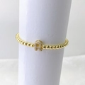 Detalle de pulsera de cuentas doradas con dije de letra R en circonitas sobre fondo blanco - Oro R