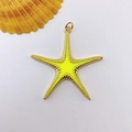 Vista macro di un ciondolo a stella marina gialla con bordi dorati e finitura smalto - Giallo Fluorescente (Stile 2)