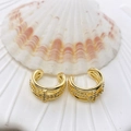 Drelagige goldene Ohrmanschette mit Zirkonia-Kreuzanhänger und Perlendetail für Damen - Kreuz-Perlen-Lagenlook (61 Modelle)