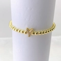 Primer plano de pulsera dorada con colgante de mariposa en micro pavé de circonitas - Oro Y