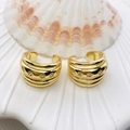 Minimalistische Gold-Ohrmanschette mit mehrlagigen Linien und Zirkonsteinen auf Muschel - Mehrlagig gestapelte Zirkonia-Stile (64 Modelle)