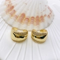 Minimalistische goldene Ohrmanschette mit drei Reihen Zirkoniasteinen auf Muschel - Breite dreireihige Strass-Ausführung (71 Modelle)