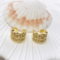 Goldene zweischichtige Gitter-Ohrklemme mit eingelegten Zirkonia auf einer Muschel - Hohlmaschen-Gitter-Stil (72 Designs)
