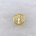 Gros plan d'un pendentif Arbre de Vie doré sur un fond de texture blanche douce - Style Arbre de Vie (256 modèles) / Or
