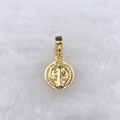 Gros plan détaillé d'un pendentif médaille Saint-Benoît doré avec relief sur fausse fourrure - Médaille de Saint-Benoît (260 styles) / Or