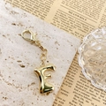 Porte-clés lettre F dorée effet bulle avec fermoir homard sur fond vintage - Lettre F