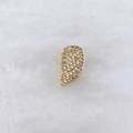Vue macro d'un pendentif demi-cœur doré avec pavage de pierres en zircone cubique - Style Aile Pavé (264 Styles) / Or