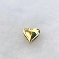 Gros plan d'un charme en métal doré en forme de cœur pour la création de bijoux DIY - Design de Cœur Plein (270 Styles) / Or