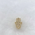 Macro d'une breloque Main de Fatima dorée sertie de zircons cubiques blancs scintillants - Main de Fatima Style Pavé (Modèle 272) / Or