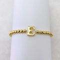 Detaillierte Nahaufnahme des 18k vergoldeten Perlenarmbands mit einem 3D Buchstaben-E - Buchstabe E