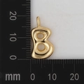 Detailaufnahme des 18K Goldbuchstaben B Anhängers auf einer Millimeterskala zur Größenmessung - Buchstabe B