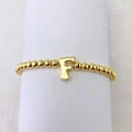 Detailaufnahme der goldenen Perlenarmband mit einem 18k vergoldeten Anhänger Buchstabe F - Buchstabe F