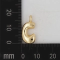 Nahaufnahme des goldenen Buchstaben-C-Anhängers mit Maßskala für DIY-Halskettenzubehör - Buchstabe C