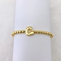 Detail eines 18k vergoldeten Perlenarmbandes mit einem großen Buchstaben G Anhänger - Buchstabe G