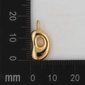 Größenreferenz des goldenen 18K Kupferanhängers mit einer Höhe von 18mm im Detail - Buchstabe D