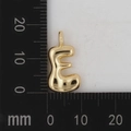 Makroansicht des 18K Goldbuchstaben-E-Anhängers mit Maßen auf einer Millimeterskala - Buchstabe E