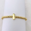 Detailansicht eines 18k vergoldeten Perlenarmbands mit glatter Metallplatte - Buchstabe I