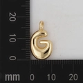 Detaillierte Makroansicht der präzisen 15 mm Höhe des goldenen G-Buchstabenanhängers - Buchstabe G