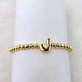 Makroansicht des 18k vergoldeten Perlenarmbands mit einem 3D-Buchstaben J Anhänger - Buchstabe J