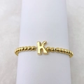 Detailansicht eines 18k vergoldeten Perlenarmbands mit einem K-Buchstabenanhänger - Buchstabe K