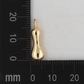 Makrofoto von 18K Gold-Erdnussanhänger neben einem Lineal zur Anzeige der Größe in mm - Buchstabe I